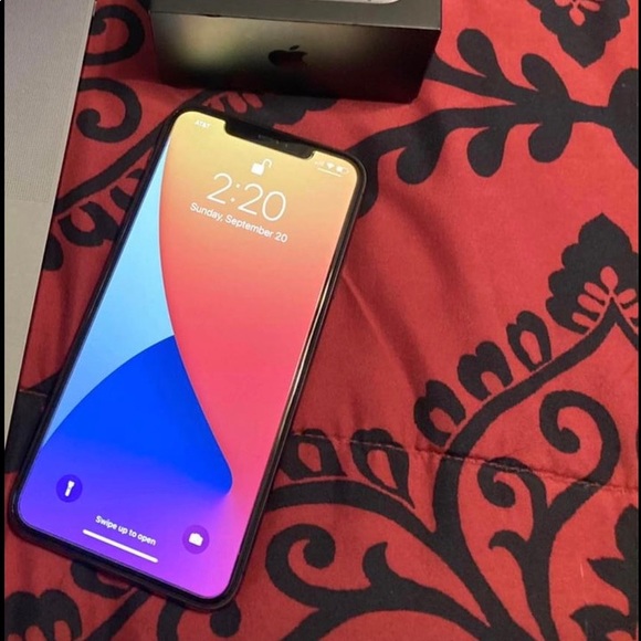 iPhone 11 Pro Max - Picture 2 of 4